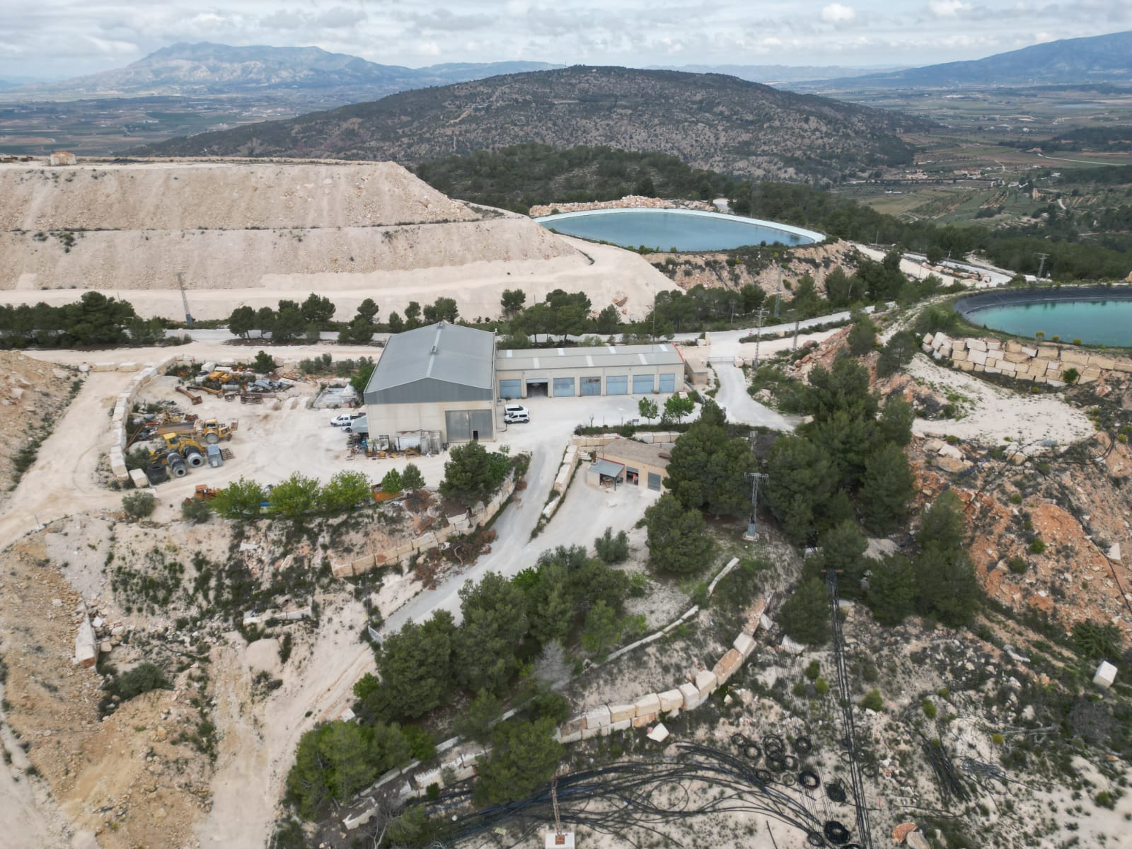 Instalaciones de explotación y planta de transformación en Monte Coto