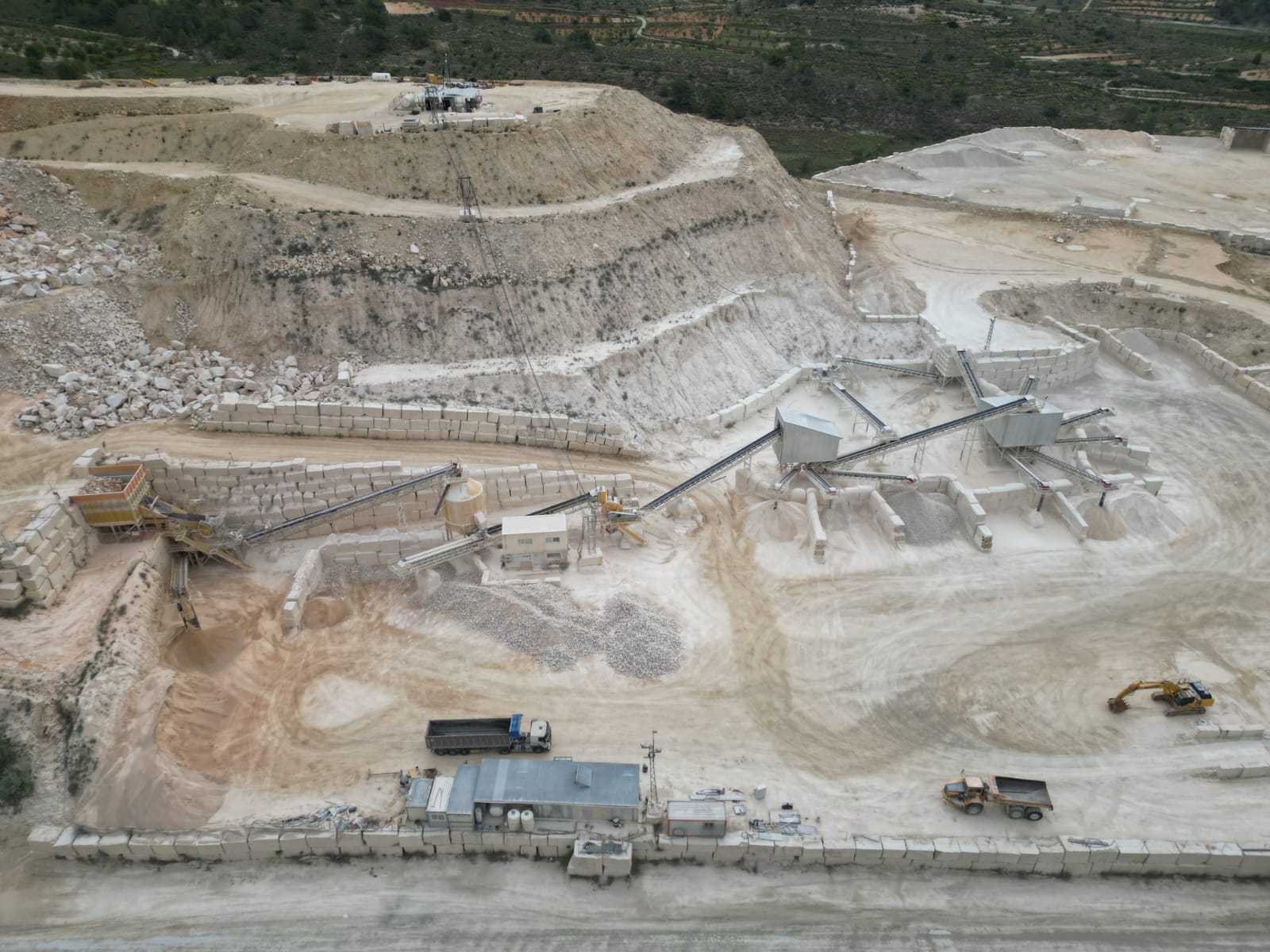 Instalaciones de la planta de trituración de áridos en Monte Coto