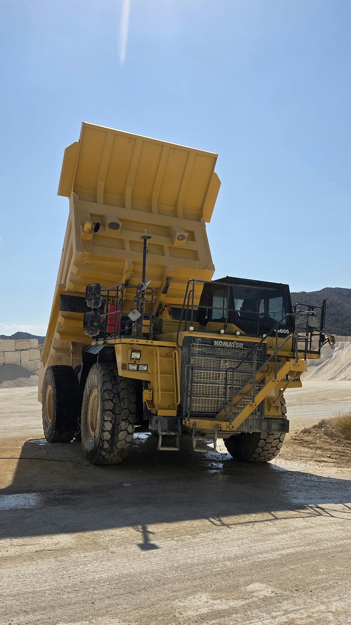 Dumper minero rígido Komatsu HD605 subvencionado en la cantera de Monte Coto